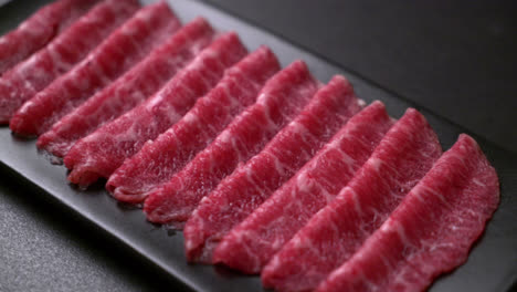 carne de res fresca cruda cortada con textura de mármol servida para sukiyaki y shabu o yakiniku