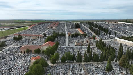 enorme cementerio, vista aérea de drones