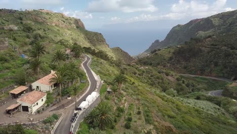 Vista-Aérea-De-Una-Casa-Rural-Aislada-En-La-Isla-Canaria-De-La-Gomera-En-Las-Montañas-Vegetación-Exuberante-Verde