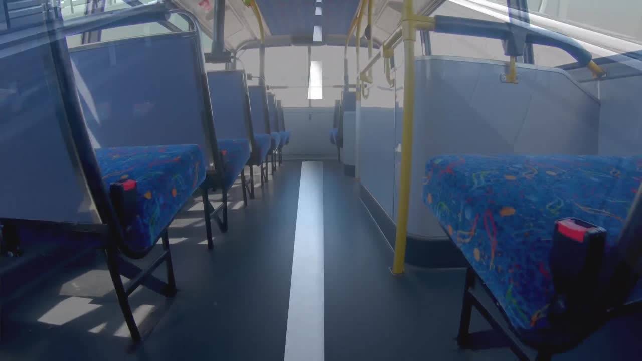 도로 위에 파란색 좌석을 가진 비어 있는 버스의 애니메이션