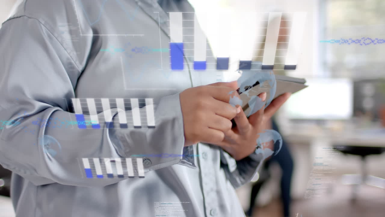 animación de procesamiento de datos estadísticos contra la sección media de mujeres de negocios que usan tableta en la oficina