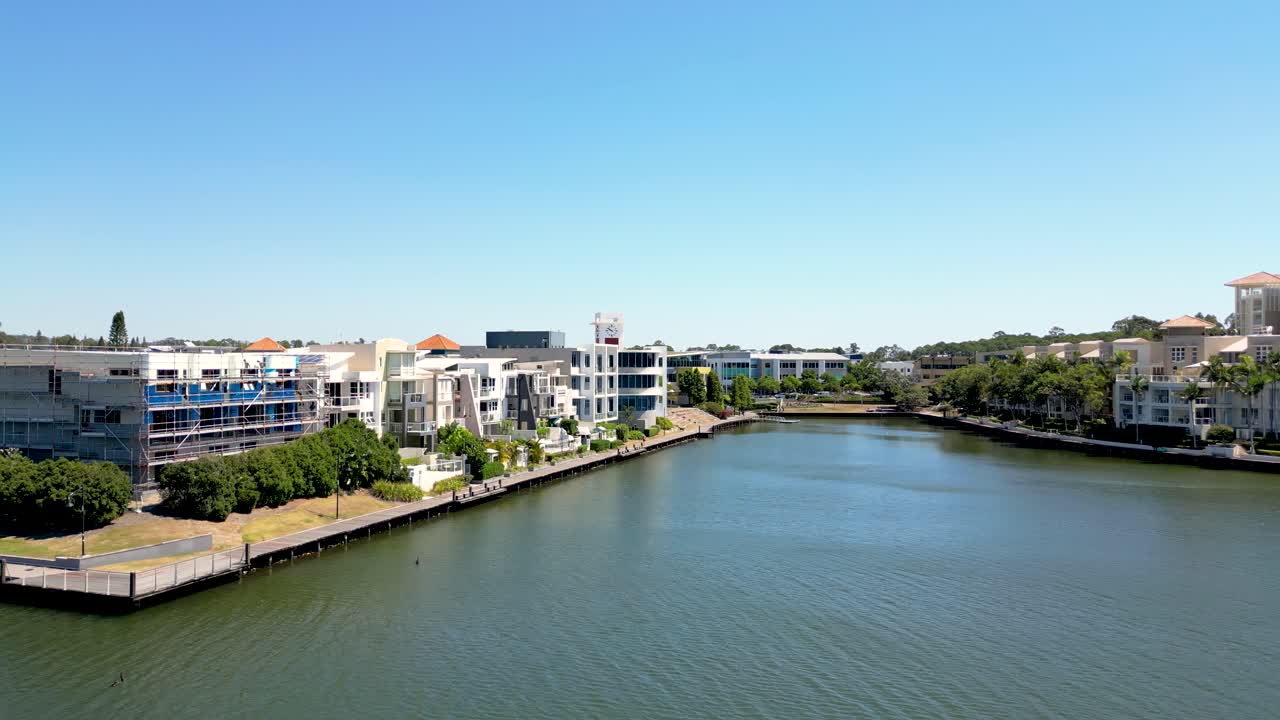 volando hacia el oeste a través del lago orr junto a los lagos varsity en la costa de oro en queensland, australia