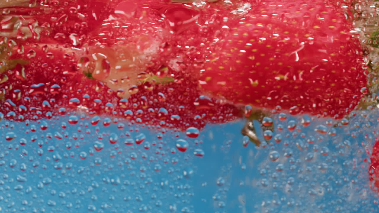 물에 넣은 딸기