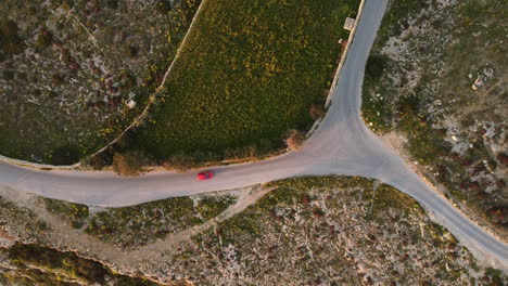 4K-Sonnenuntergang-Drohnenaufnahme-Eines-Roten-Autos-Beim-Fahren