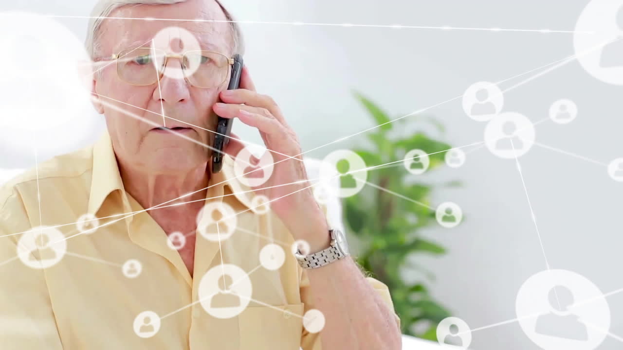 animación de iconos conectados con líneas sobre un anciano caucásico hablando por teléfono celular en casa