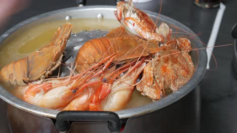 Cocinar-Mezcla-De-Mariscos-En-Estofado