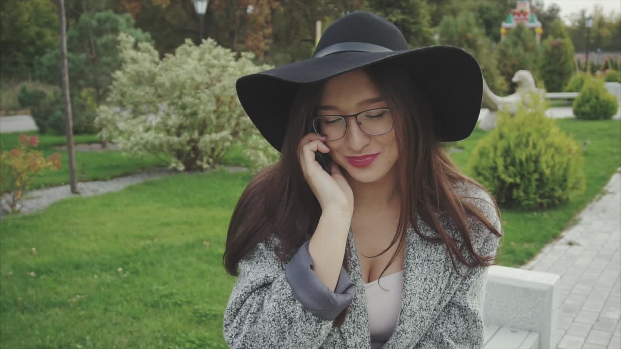 공원에서 전화로 얘기하는 여자