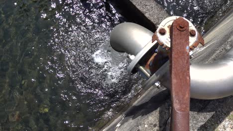 agua vieja del grifo en cámara lenta