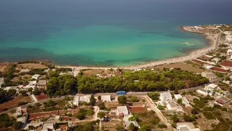 vista de drones de algunas casas y luego panorama del mar mediterráneo