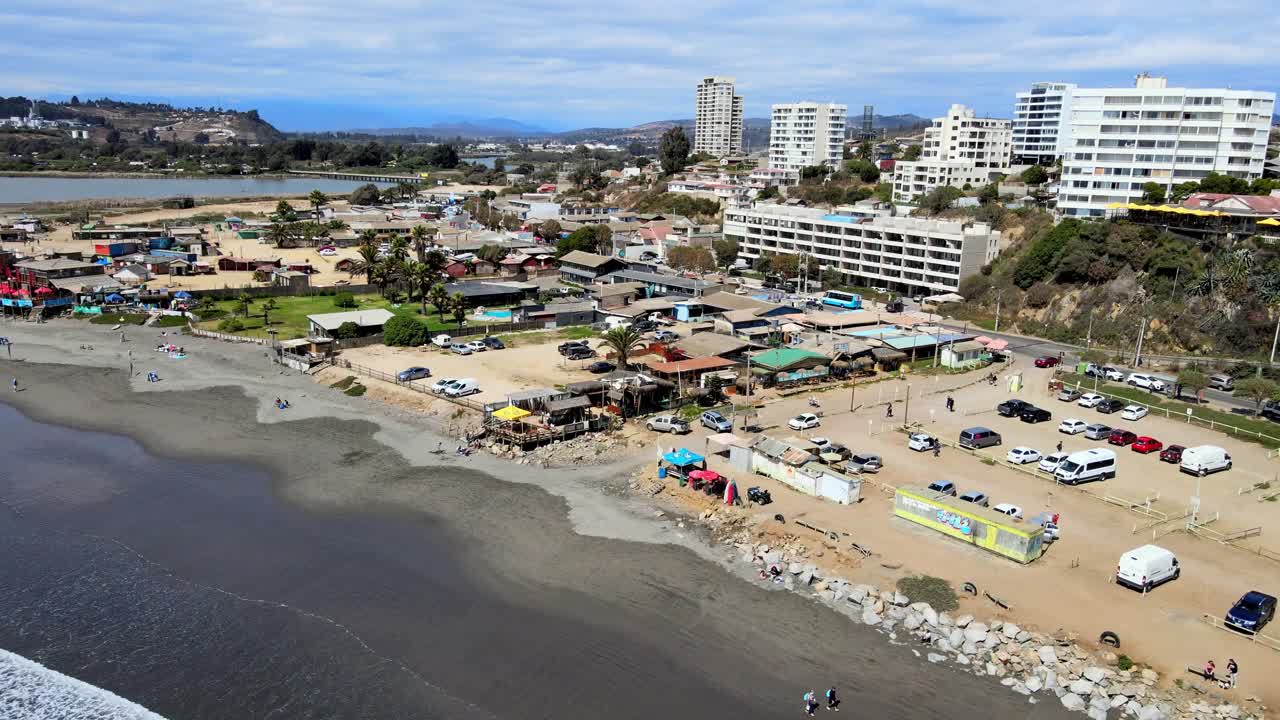 toma aérea de costas de playa con con de chile