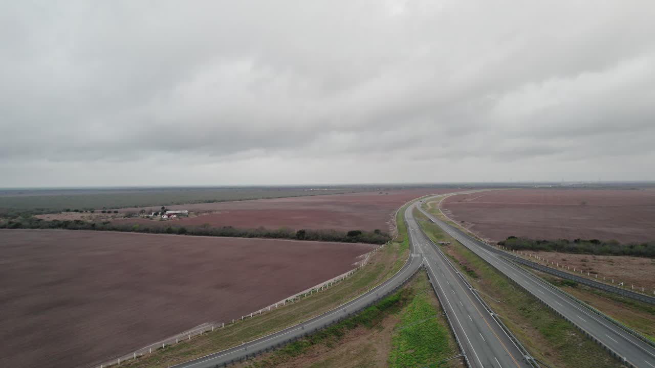 antena - carretera completamente vacía junto a los campos, día nublado, reynosa, tamaulipas, méxico
