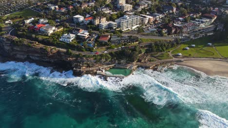 oceanside rock pool y waterfront park en bronte beach en sydney, australia