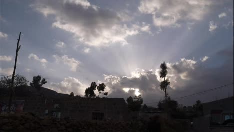 los intervalos de tiempo rápidos muestran nubes y rayos de sol no asegurados con nubes y árboles