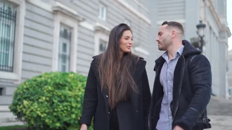 Pareja-Alegre-Caminando-Juntos-En-La-Calle