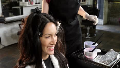 peluquería teñir el cabello de su cliente