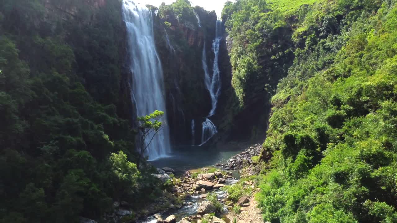 tiro de drone de mpumalanga en sudáfrica - drone está retrocediendo desde una cascada en un valle natural
