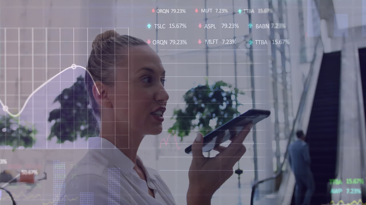 animación de procesamiento de datos del mercado de valores sobre mujer caucásica hablando en teléfono inteligente en la oficina