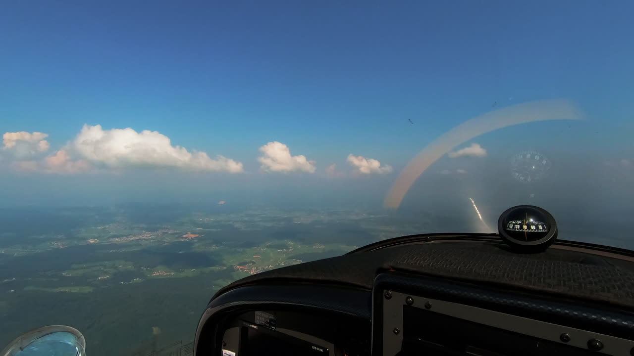 비행의 모험, 경비행기의 조종석에서 조종사의 관점, 대시보드에 자기 윈드로즈가 있는 컴파스, 구름 위의 자유