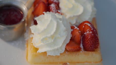 Waffeln,-Erdbeeren,-Schlagsahne-Von-Oben-Nach-Unten