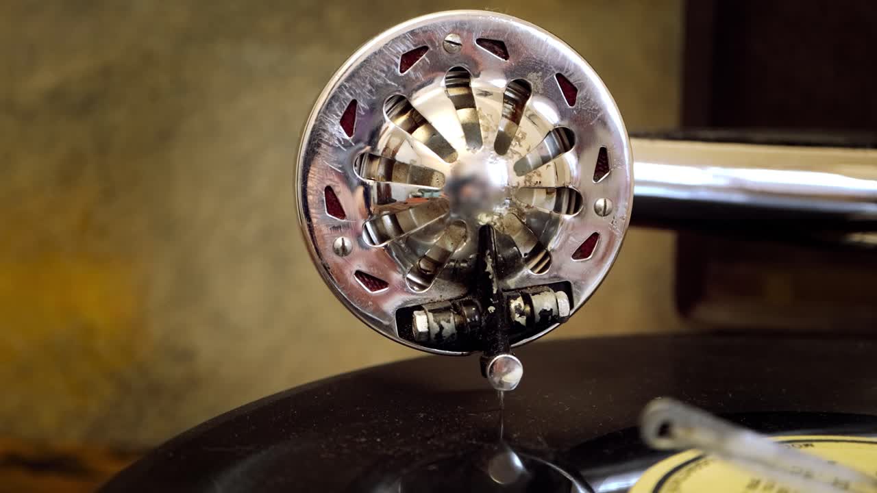 gramófono antiguo tocando un viejo disco de vinilo