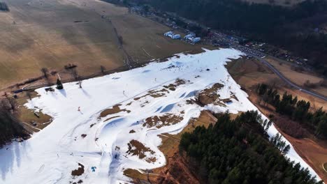 vista aérea sobre la pendiente de la pista de esquí de montaña nevada, evento en dolni morava