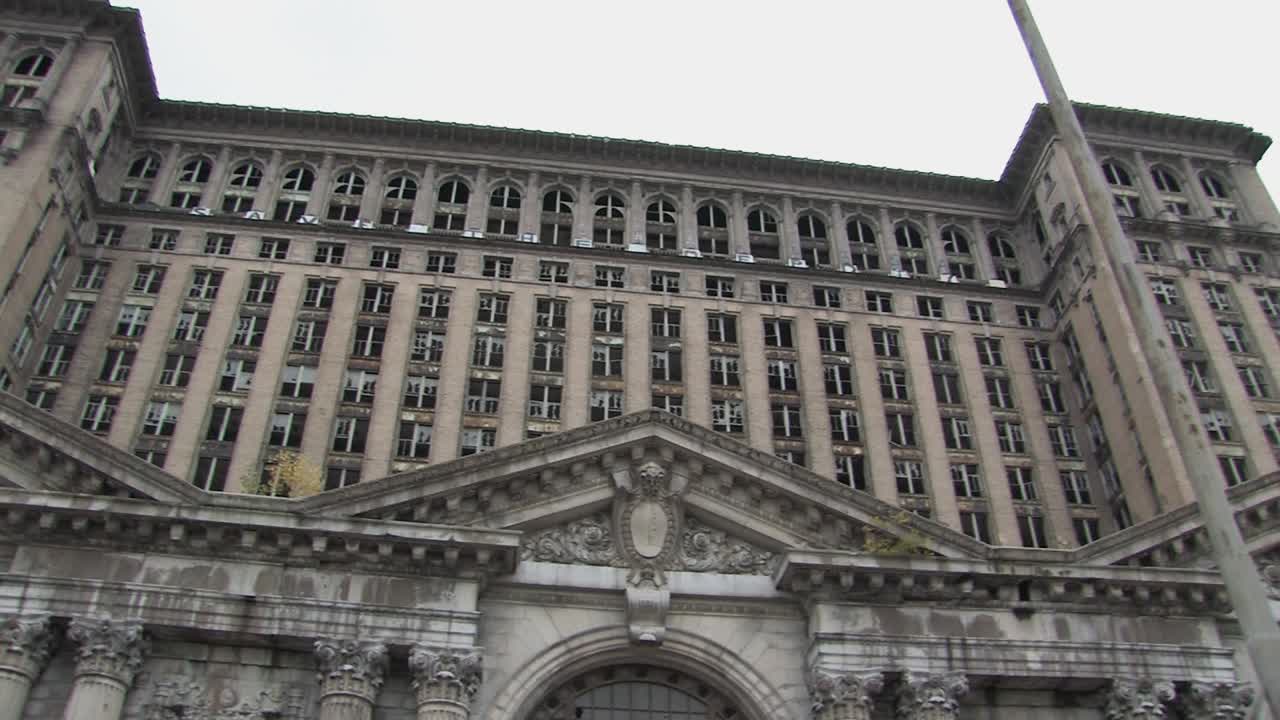 toma panorámica de ventanas rotas y fachada rota de la estación central de michigan en detroit