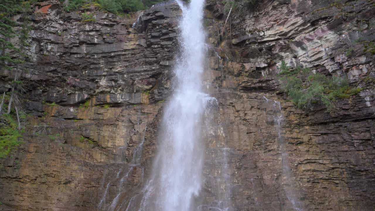 las cataratas de virginia en el parque nacional de los glaciares, inclinado hacia arriba