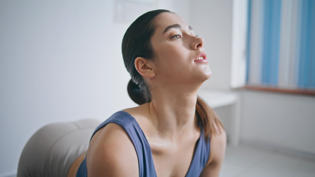 집에서 체조를 연습하는 여성. 몸을 는 소녀