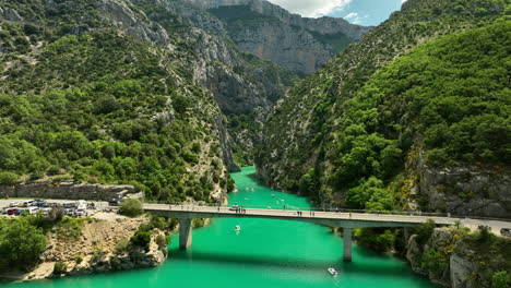 Bridge-over-Verdon-river-busy-with-cars-and-tourists,-France