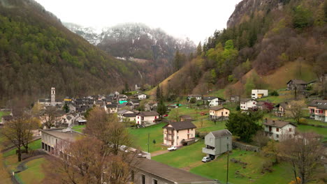 Idílico-Pueblo-De-Sonogno,-Valle-De-Verzasca-Con-Casas-Típicas-Y-Montañas-Nevadas-En-El-Cantón-De-Ticino,-Suiza