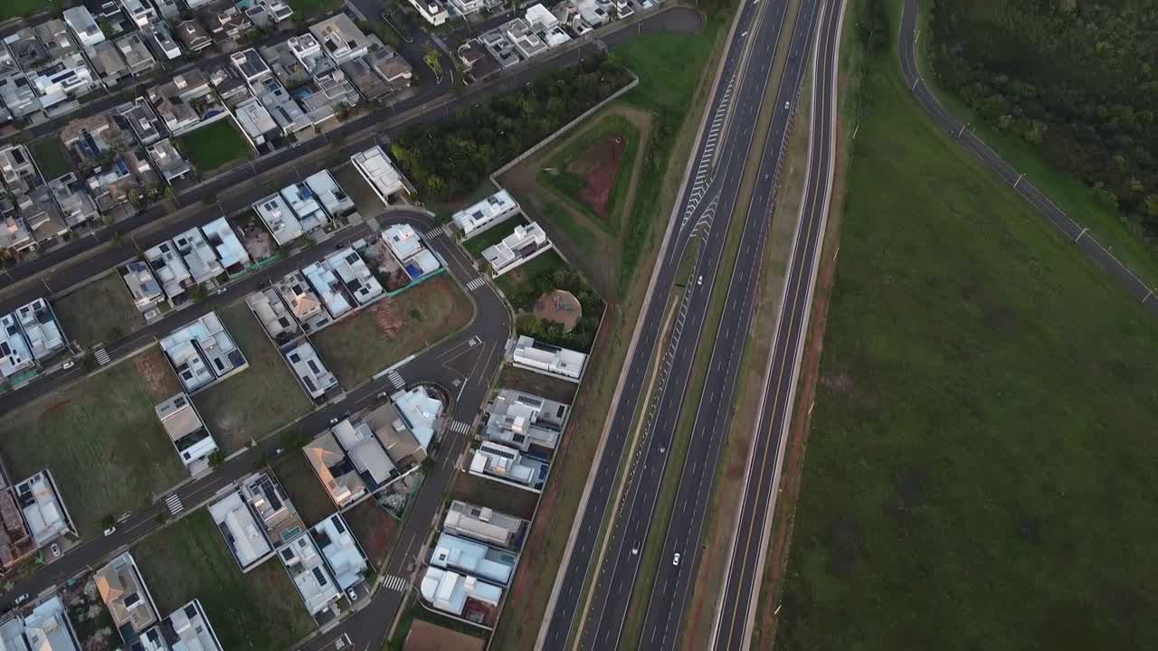 carretera con tráfico en las afueras de bauru al atardecer, revelando el centro de la ciudad