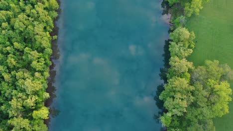 Nube-Reflejándose-En-El-Lago-Melton-En-Clinton,-Tennessee