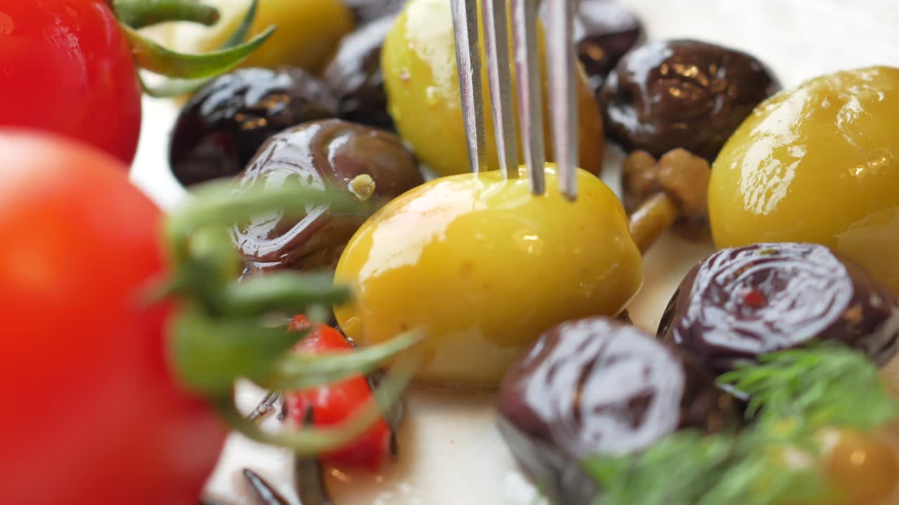 aceitunas y tomates mezclados