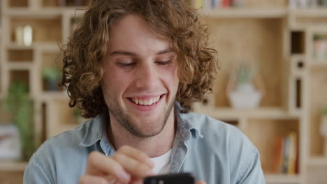 Retrato-De-Un-Joven-Estudiante-Feliz-Usando-Un-Teléfono-Inteligente-Disfrutando-De-Mensajes-De-Texto-Navegando-En-Redes-Sociales-En-Línea-Leyendo-Mensajes-En-Una-Conexión-De-Teléfono-Móvil-Sonriendo-Satisfacción