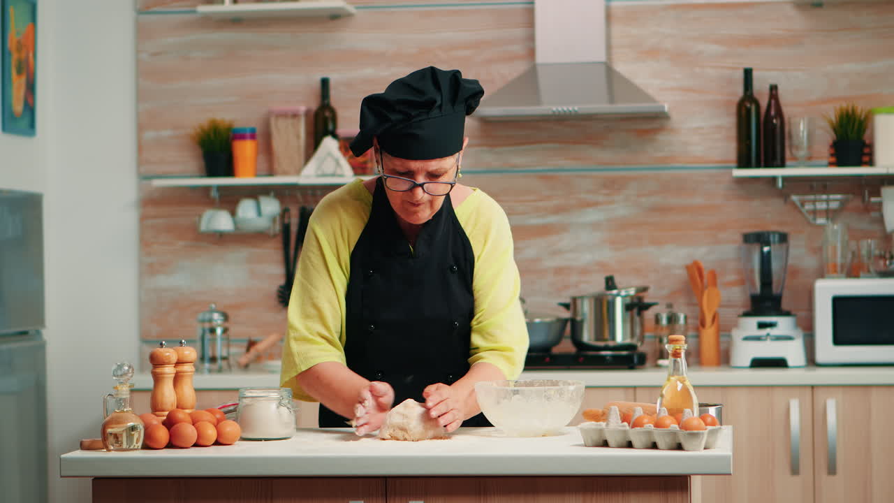 mujer saca la masa del cuenco