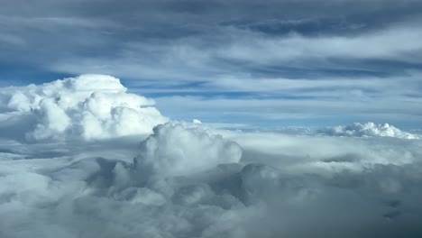 Cockpit-Jet-Ansicht-In-Einem-Turbulenten-Und-Chaotischen-Himmel,-Aufgenommen-Auf-Cruis-Ebene