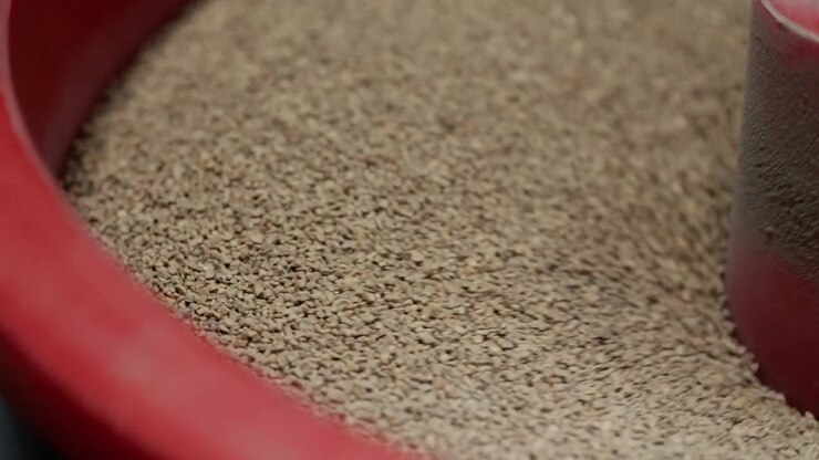 Alimentatore vibrante a tazza industriale che smista piccole parti metalliche
