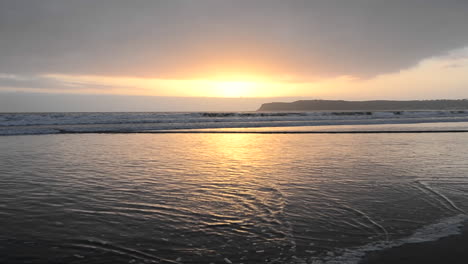 Sonnenuntergang,-Der-Von-Den-Wellen-Reflektiert-Wird,-Die-In-Der-Nähe-Von-Point-Loma-In-San-Diego,-Kalifornien,-An-Land-Gespült-Werden