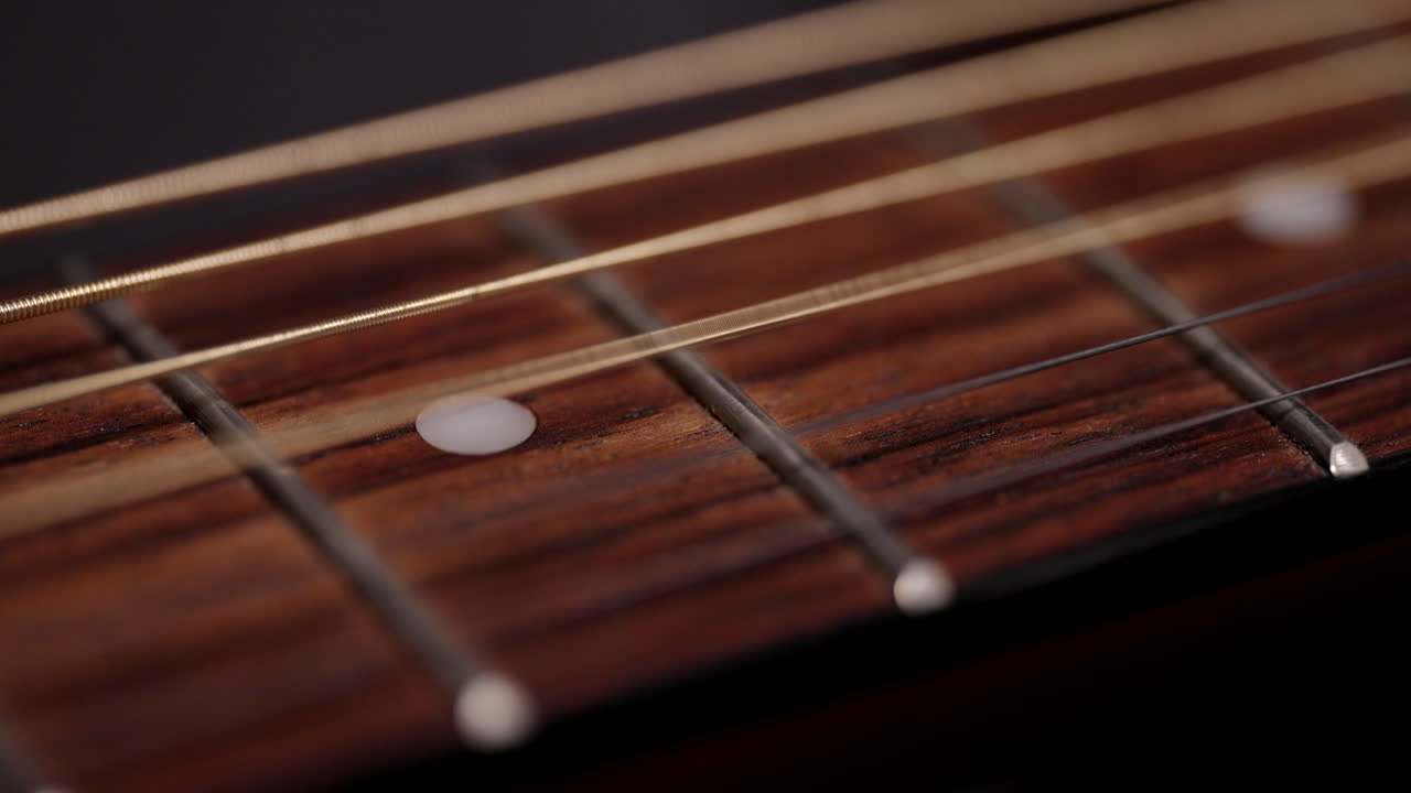 una cuerda se mueve en cámara lenta después de ser arrancada por alguien