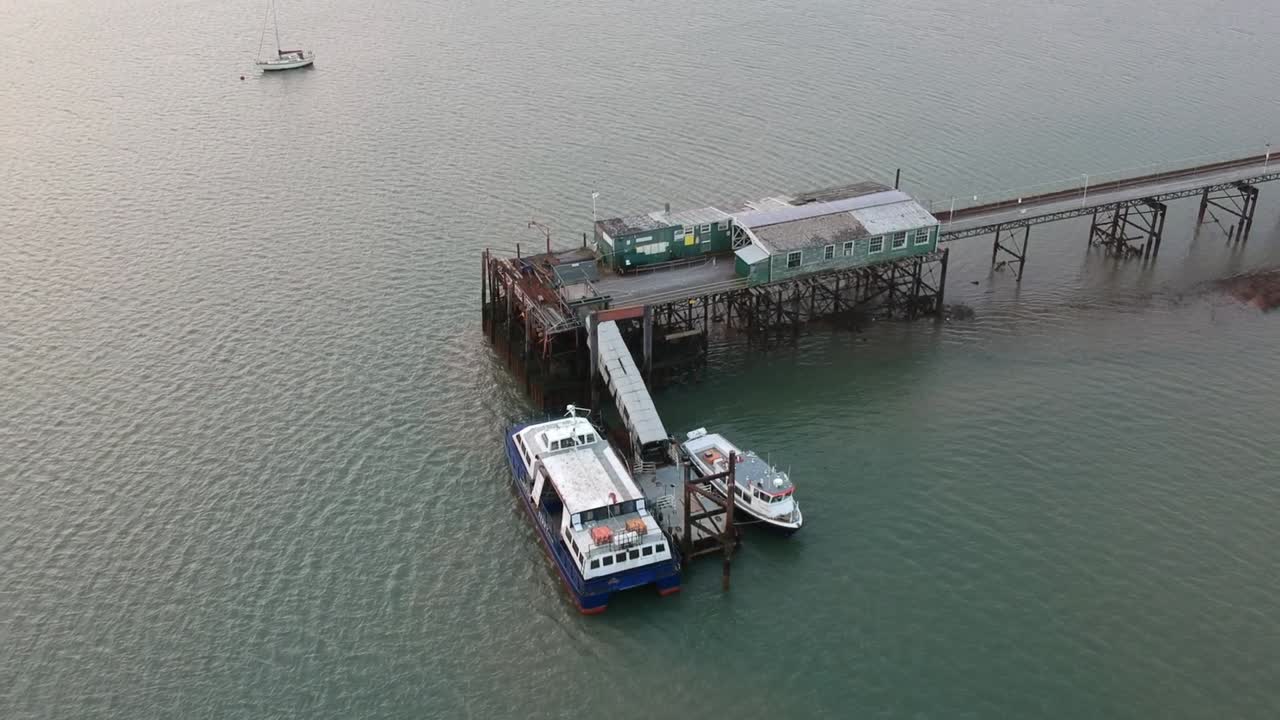 hythe ferry pierhead tire hacia arriba lejos