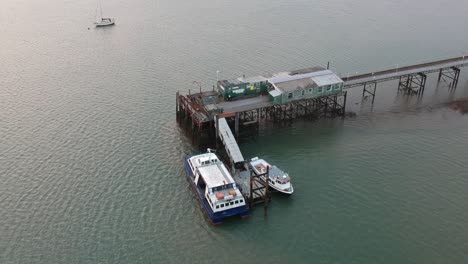 Hythe-Pierhead-Der-Fähre-Wegfahren