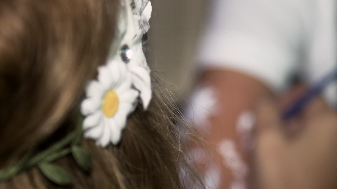 피부 그림을 그리는 소녀 팔에 심장을 그리는  파티, 느린 동작