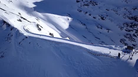 Volando-Sobre-La-Estación-De-Góndolas-De-Val-Thorens,-En-Los-Alpes-Franceses.