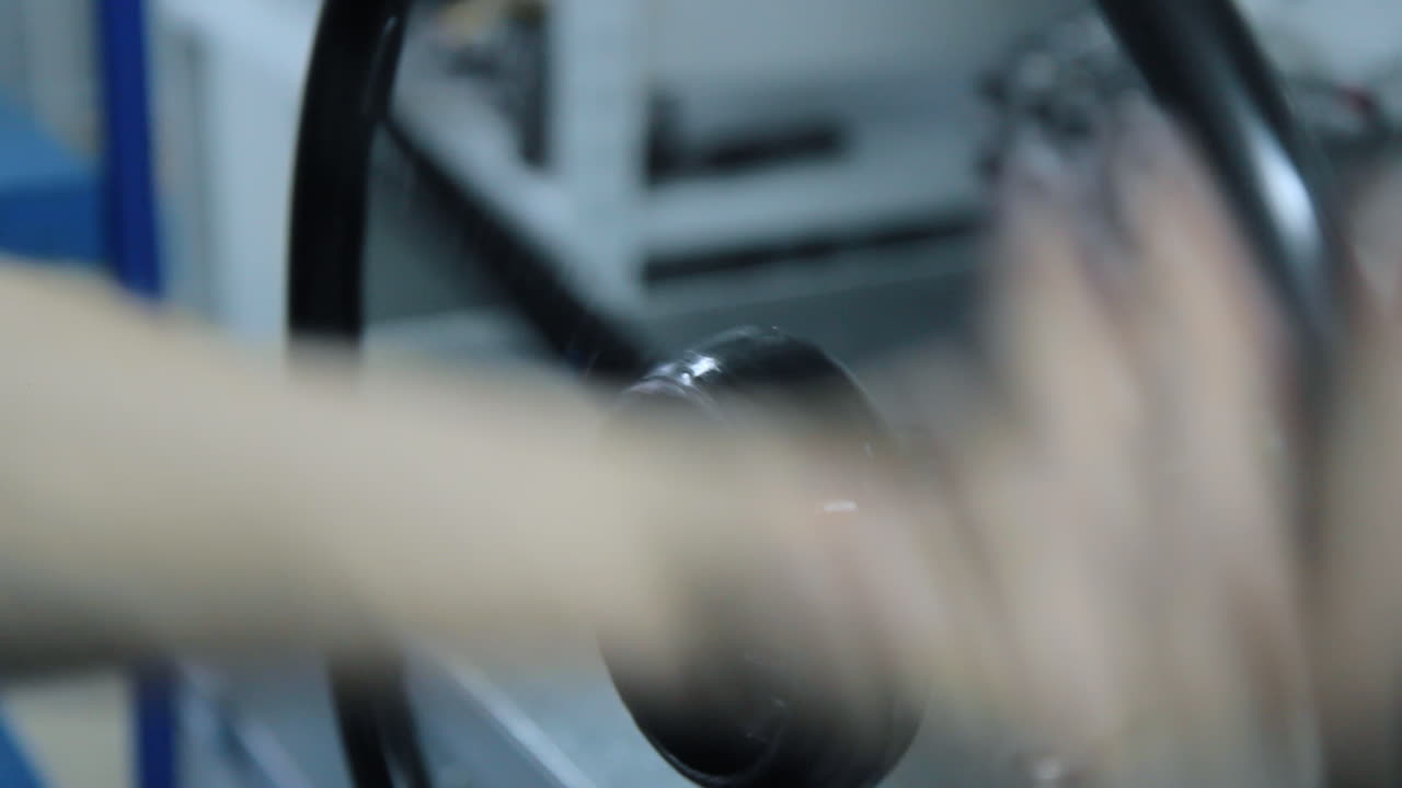 자동차 공장 워크 ⁇ 에서 스티어링  ⁇ 을 제조하는 과정