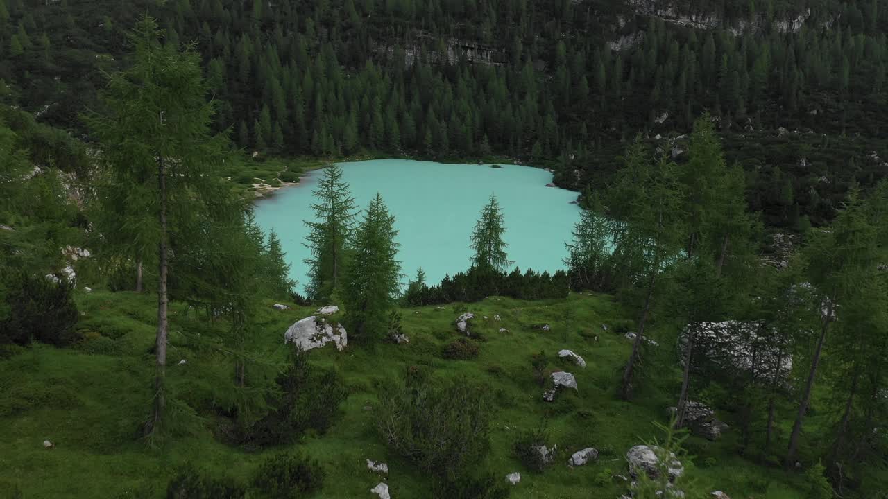 lago turquesa de aspecto celestial en los dolomitas italianos