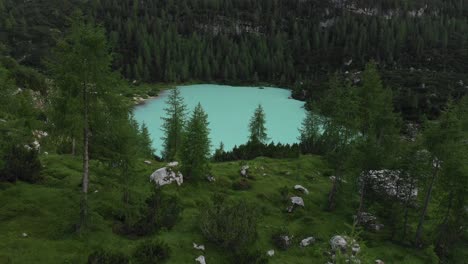 Himmlisch-Aussehender-Türkisfarbener-See-In-Den-Italienischen-Dolomiten