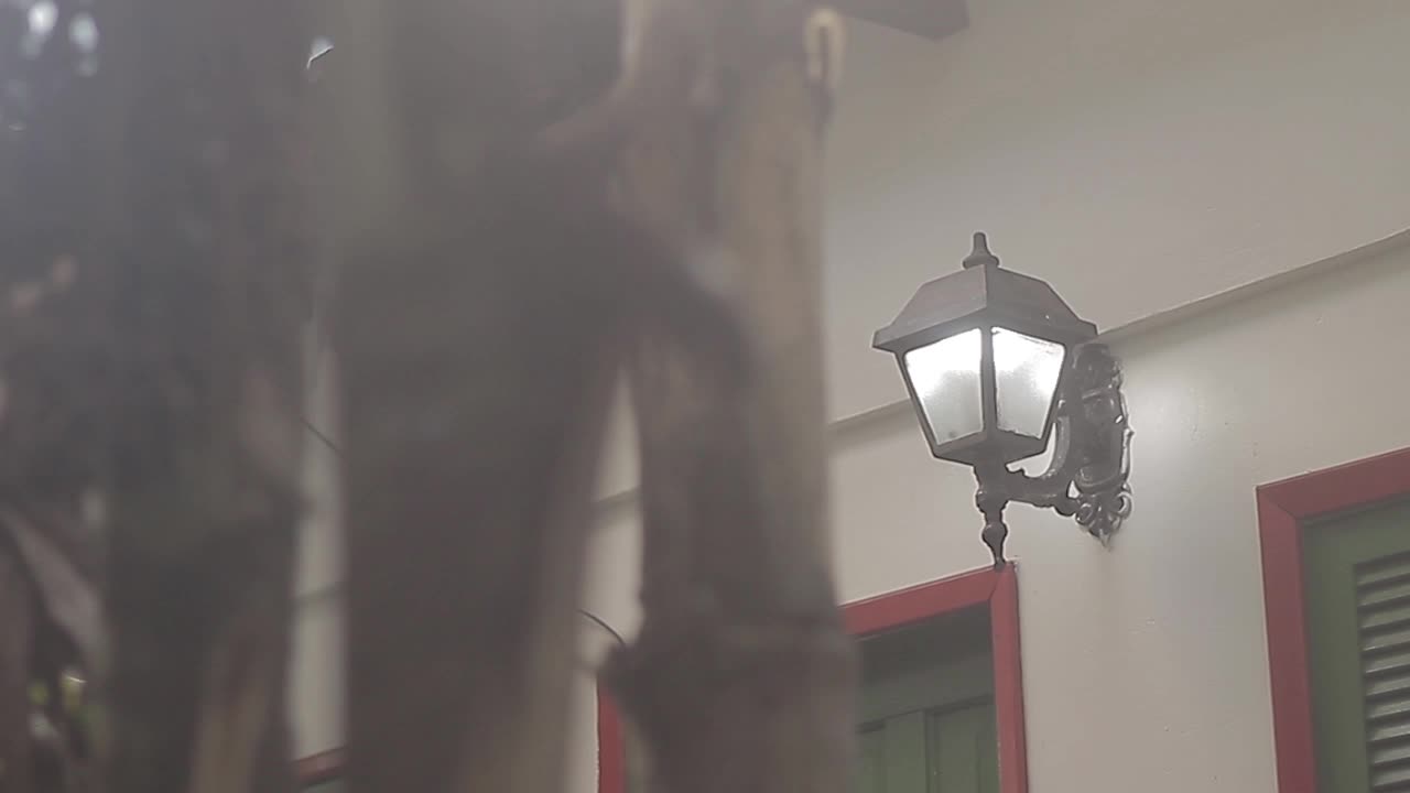 candelabro antiguo en una casa de pueblo