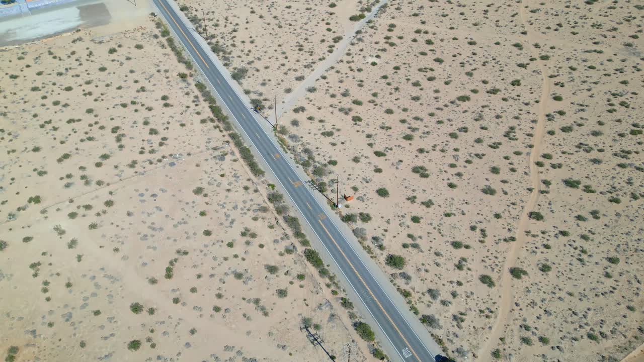 캘리포니아 루세른 리의 황무지 사이의 도로 - 공중 드론 촬영