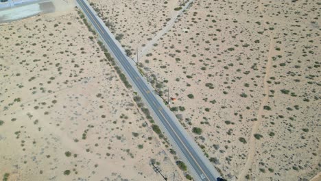 Camino-Entre-El-Paisaje-Desierto-En-El-Valle-De-Lucerna,-California---Disparo-Aéreo-De-Drones