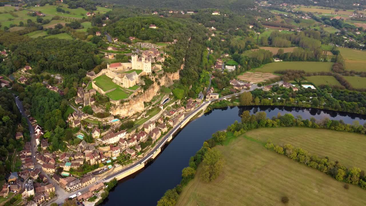 vista aérea del castillo medieval de beynac-et-cazenac en francia cerca del río dordogne